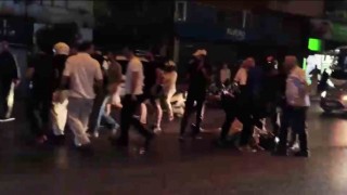 Cadde ortasında genç motosikletliyi döverek hastanelik ettiler