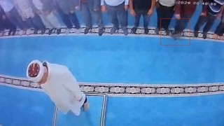 Camide kediyi tekmeleyen şahıs gözaltında, hayvan severler kediyi arıyor