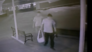 Caminin bağış kasasını devirdiler, ayakkabı çekeceğiyle para çalmaya çalıştılar