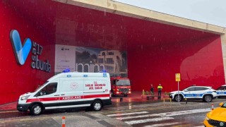 Çanakkale'de 17 Burda AVM'deki bir elektronik mağazasında yangın çıktı