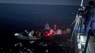Çanakkale'de arızalanan lastik botla sürüklenen 14 kaçak göçmen kurtarıldı