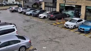 Çekmeköy'de kaza ucuz atlatıldı: Sürücüsünün kontrolünden çıkan cip kafeye daldı