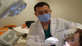 Çene kemiği erimesi implant tedavisine engel değil