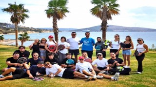 Çeşme'de üniversite öğrencileri, padel sporuyla buluştu