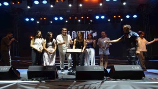 Çiçek takdimi için çıktığı sahnede sürprizle karşılaştı