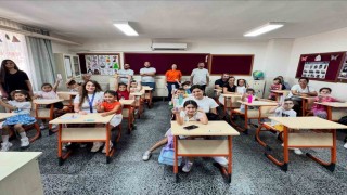 Çinede öğrencilerin ilk gün heyecanına kalem seti desteği