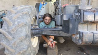 Çırak bulamayan babasının yardımına koşan 13 yaşındaki Ecrin, ‘Sanayide kız mı çalışır sözlerine aldırmadan 3 yılda usta oldu