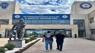 Çocuk müstehcenligi suçundan aranan şahsı polis yakaladı