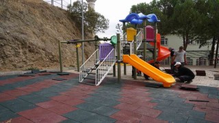 Çocuk park ve oyun alanları yenileniyor zeminleri kauçukla kaplanıyor
