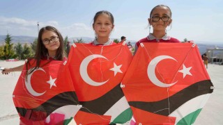 Çocukların ortak dileği savaşlar bitsin oldu: Uçurtmalar Filistinli yaşıtları için yükseldi