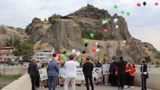Çorumda balonlar ve uçurtmalar Gazzeli çocuklar için gökyüzüne bırakıldı