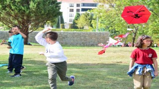 Çorum'da çocuklar, savaş bölgelerindeki akranları için gökyüzüne balon ve uçurtma bıraktı