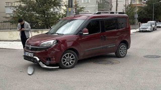 Çorum'da hafif ticari araç ile elektrikli motosiklet çarpıştı: 1'i çocuk 2 yaralı