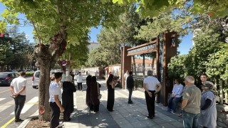 Çorumda KPSS heyecanı: Adaylar içeride, aileler dışarıda ter döktü