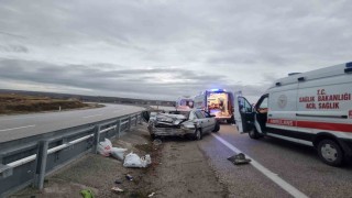 Çorum'da otomobil bariyerlere çarptı: 5 yaralı