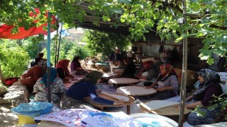 Çorumlu kadınların kış hazırlığı: Tandır başında imece usulü ekmek pişiriyorlar