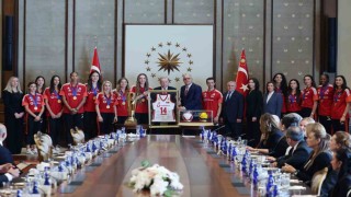 Cumhurbaşkanı Erdoğan, A Milli Kadın Voleybol Takımı ile A Milli Erkek Voleybol Takımını kabul etti