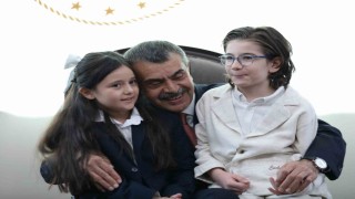 Cumhurbaşkanı Erdoğan ile şarkı söyleyen minik müzisyenlerden Bakan Tekin'e ziyaret