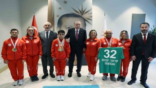 Cumhurbaşkanı Erdoğan, Türkiye Özel Sporcular Spor Federasyonu temsilcileriyle bir araya geldi