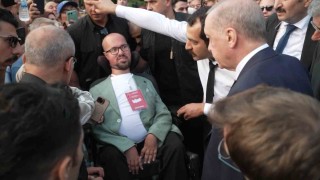 Cumhurbaşkanı Erdoğandan engelli gence duygulandıran jest: Otobüsü durdurup yanına gitti