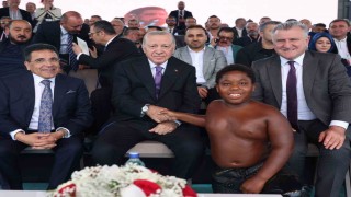 Cumhurbaşkanı Erdoğan'ın sohbet ettiği Tanzanyalı minik güreşçi, o anları anlattı