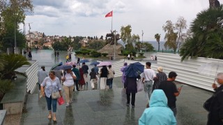 Cumhuriyet Meydanı'nda şemsiyeler açıldı, turistler yağmura rağmen gezilerini sürdürdü