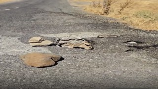 Çüngüşte bozulan yol tehlike saçıyor