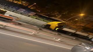 D-100de tır duvara çarptı, sürücü yaralandı