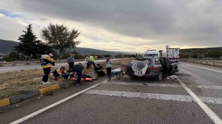D100'de otomobil refüje çarptı: 3 yaralı