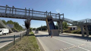 Damperi açık kalan tır üst geçide çarptı: Sürücü yaralandı