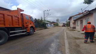 Dar olan köy yolu Karayolları ekiplerince genişletiliyor