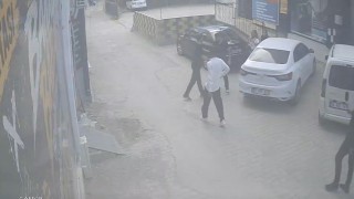Darbedilen kadını kurtarmak isteyen gencin bıçaklı saldırıya uğradığı anlar kameraya yansıdı