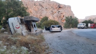 Darende'de iş makinesi devrildi