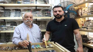 Dede torun aynı dükkanda Sivas bıçağı üretiyorlar