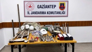 Define bulmak için ormanlık alanda kazı yapan 4 şahıs yakalandı