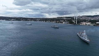 Deniz Kuvvetleri Günü'nde 15 savaş gemisi İstanbul Boğazı'ndan geçti