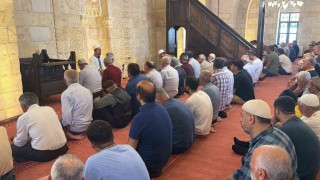 Depremde hasar gören tarihi camide 3,5 yıl sonra ilk cuma namazı