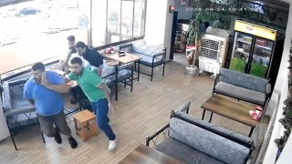 Depremde terliğini bırakıp çorapla kaçtı