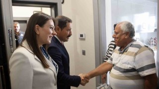 Depremde yerle bir olarak boş araziye dönen Cumhuriyet Mahallesi'nde yeni yuvalarına kavuşan ailelerin ilk misafiri Vali Masatlı oldu