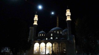 Depremde yıkılan Yeni Caminin ışıkları yıllar sonra yeniden yandı