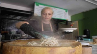 Depremin pes ettiremediği kadın, gastronomi şehrinde el açması makarnasıyla vatandaşların damak tadını değiştirdi