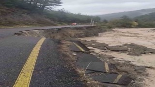 Dere taşma noktasına geldi: Hızlı akan sular yolu çökertti