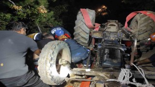 Devrilen traktörün altında kalan sürücü kurtarıldı