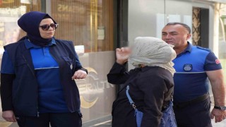 Dilenci denetiminde ilginç anlar: Zabıtaya yakalandı, kamerayı görünce alkışladı