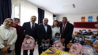 Dilovasında okula yeni başlayan miniklere kırtasiye malzemesi dağıtıldı