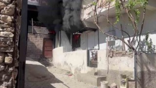 Diyarbakırda ev alevlere teslim oldu