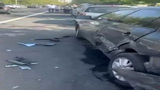 Diyarbakır'da seyir halindeki otomobil park halindeki 4 araca çarptı