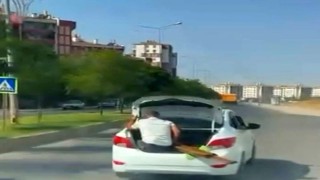 Diyarbakır'da tehlikeli yolculuklar kamerada: Biri bagaj girdi, diğeri bagaj kapısında oturup ilerledi