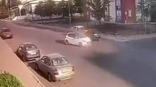 Diyarbakır'da trafik kazası güvenlik kamerasına yansıdı