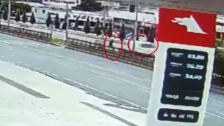 Diyarbakır'da yaya geçidinden geçmeye çalışan şahsın ölümden döndüğü anlar kamerada